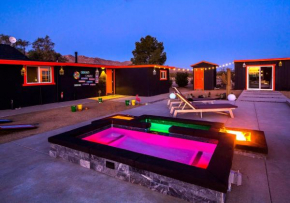 JTHAVN Joshua Tree Mojave Orange Villa Spa and Swing Bed